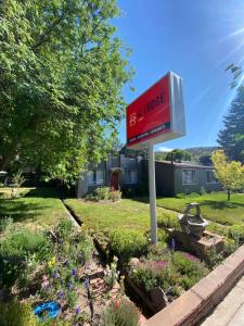 una señal para una casa en un patio en A-Lodge Lyons en Lyons