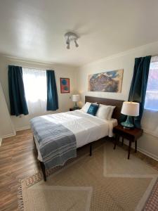 Rúm í herbergi á A-Lodge Lyons