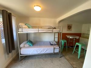 Rúm í herbergi á A-Lodge Lyons +83 myndir