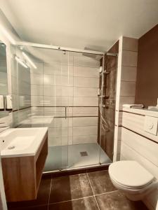 Koupelna v ubytování Logis Hostellerie la Chaumière + 29 fotografií