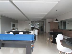 Uma mesa de bilhar em Flat Super Aconchegante no DNA - Proximo ao Vaca Brava mais 12 fotografias