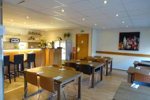 un ristorante con tavoli e sedie e un bar di Pizza House Bed Simrishamn a Simrishamn Altre 26 foto