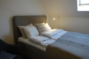Ліжко або ліжка в номері Pizza House Bed Simrishamn
