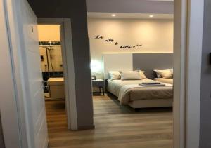 um quarto com uma cama e uma casa de banho com um espelho. em Room sweet Room 2 em Bolonha