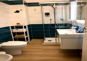 uma casa de banho com um chuveiro, um WC e um lavatório. em Room sweet Room 2 em Bolonha