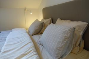 Ліжко або ліжка в номері Pizza House Bed Simrishamn