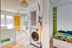 a laundry room with a washing machine in it at T2 PRESTIGE BANDOL 2 in Bandol