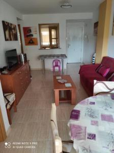 TV a/nebo společenská místnost v ubytování 1ª Linea Playa Deluxe Costa Marina