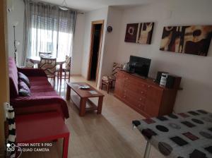 TV a/nebo společenská místnost v ubytování 1ª Linea Playa Deluxe Costa Marina