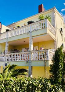 un edificio con un balcón con plantas. en Villa Domora apartments, en Trogir
