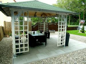 a gazebo with a table under it at Ferienwohnung Heideschwedin in Eschede