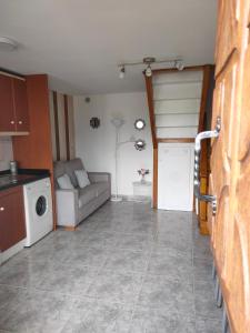 - un salon avec un canapé et un lave-linge dans l'établissement LA CASINA DEL CARRIL, à Colunga