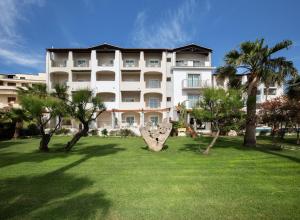 A garden outside Hotel Villa Margherita
