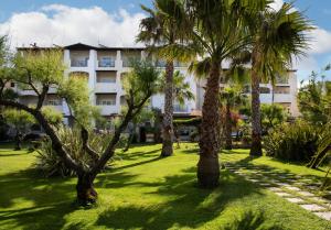 A garden outside Hotel Villa Margherita