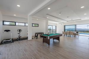 Stolný tenis v ubytovaní Luxury Villa La nonna Ana - heated pool, sea view, near Split alebo v jeho okolí
