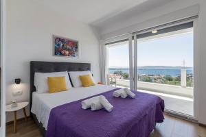 Posteľ alebo postele v izbe v ubytovaní Luxury Villa La nonna Ana - heated pool, sea view, near Split