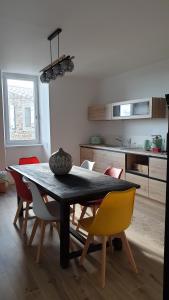 einen Esstisch und Stühle in der Küche in der Unterkunft Le Mas des Lucioles à Vinezac in Vinezac