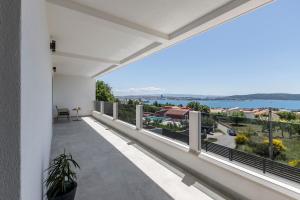 een balkon met uitzicht op het water bij Luxury Villa La nonna Ana - heated pool, sea view, near Split in Kaštela