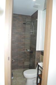 a bathroom with a toilet and a shower at Apartasuite exclusivo VIP El Rodadero Santa Marta in Rodadero +22 photos