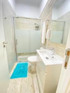 une salle de bain avec douche, lavabo et toilettes dans l'établissement Faro Guest House, à Faro 26 autres photos