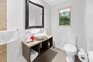 A bathroom at Broad Leaf Villas