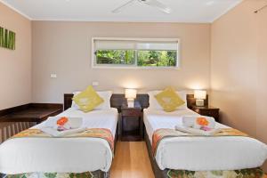 Tempat tidur dalam kamar di Broad Leaf Villas