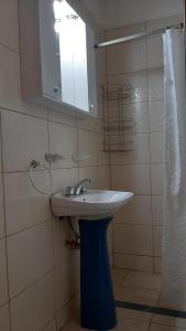 un baño con lavabo y espejo en Q255 - Dpto PB zona residencial en Neuquen, en Neuquén 29 fotos más