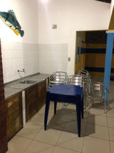 Кухня или мини-кухня в Chalé Brisa do Mar com Home Office
