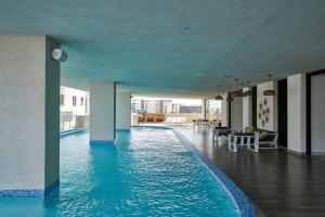 Bazén v ubytování Brand New Harmony Apartment with Pool, Gym and Spa in La Julia nebo v jeho okolí