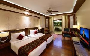 TV a/nebo společenská místnost v ubytování Ananta Spa & Resort, Pushkar
