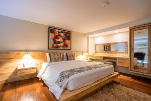 Postel nebo postele na pokoji v ubytování Pandawa All Suites Hotel