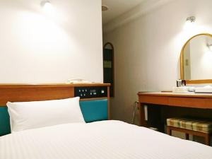 Postel nebo postele na pokoji v ubytování Smile Hotel Kitaasaka