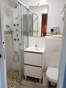 Ванная комната в Fasthôtel Le Râle Des Genêts - Un hôtel FH Collection