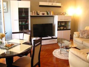 TV a/nebo společenská místnost v ubytování Apartment in Korcula with sea view, terrace, air conditioning, Wi-Fi (4695-1)