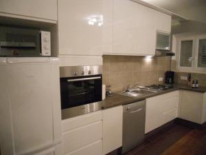 Kuchyň nebo kuchyňský kout v ubytování Apartment in Korcula with sea view, terrace, air conditioning, Wi-Fi (4695-1)