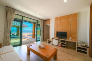 TV a/nebo společenská místnost v ubytování Sirarun Resort