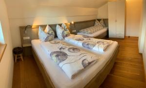 ein großes Bett in einem Zimmer mit 2 Betten in der Unterkunft Haus Bergheim in Unken