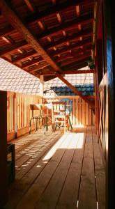 eine Holzterrasse mit einem Tisch und Stühlen darauf in der Unterkunft Petite Cahute in Soultzmatt