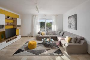 - un salon avec un canapé et une télévision dans l'établissement Villa Amaryllis, à Labin