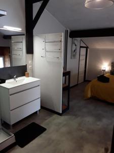 Postel nebo postele na pokoji v ubytování La chambre d'à côté