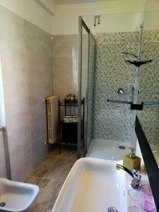 a bathroom with a tub and a shower and a sink at B&B Il Glicine di Basiglio in Basiglio