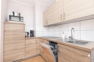 Jantar Apartamenty - Osiedle Burtszynowe 1にあるキッチンまたは簡易キッチン