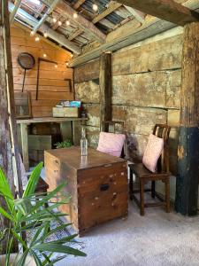 Holzzimmer mit 2 Stühlen und einem Holzschreibtisch in der Unterkunft Azalea Appartamenti in Cannobio