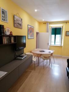 リヴォルノにあるLa casa dello zioのリビングルーム(テーブル付)、黄色い壁のキッチン