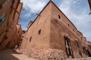 un ancien bâtiment dans une ruelle d'une vieille ville dans l'établissement Dar Kamar, à Ouarzazate