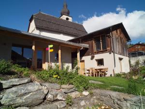 une maison dont le côté comporte un drapeau dans l'établissement ViVa B&B Urmein, à Urmein