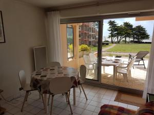 comedor con mesa y sillas y patio en Appartement en RDC avec terrasse face a la mer, en Pornic 32 fotos más