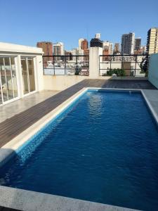 ein Pool auf dem Dach eines Gebäudes in der Unterkunft Dormy en Belgrano in Buenos Aires