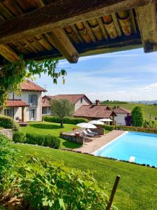 une maison avec une piscine et une cour dans l'établissement Scarpa Villas - Barolo Luxury Escape, à Verduno