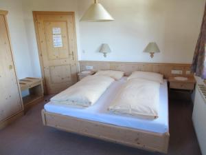 Een bed of bedden in een kamer bij Steinerhaus Berggasthof